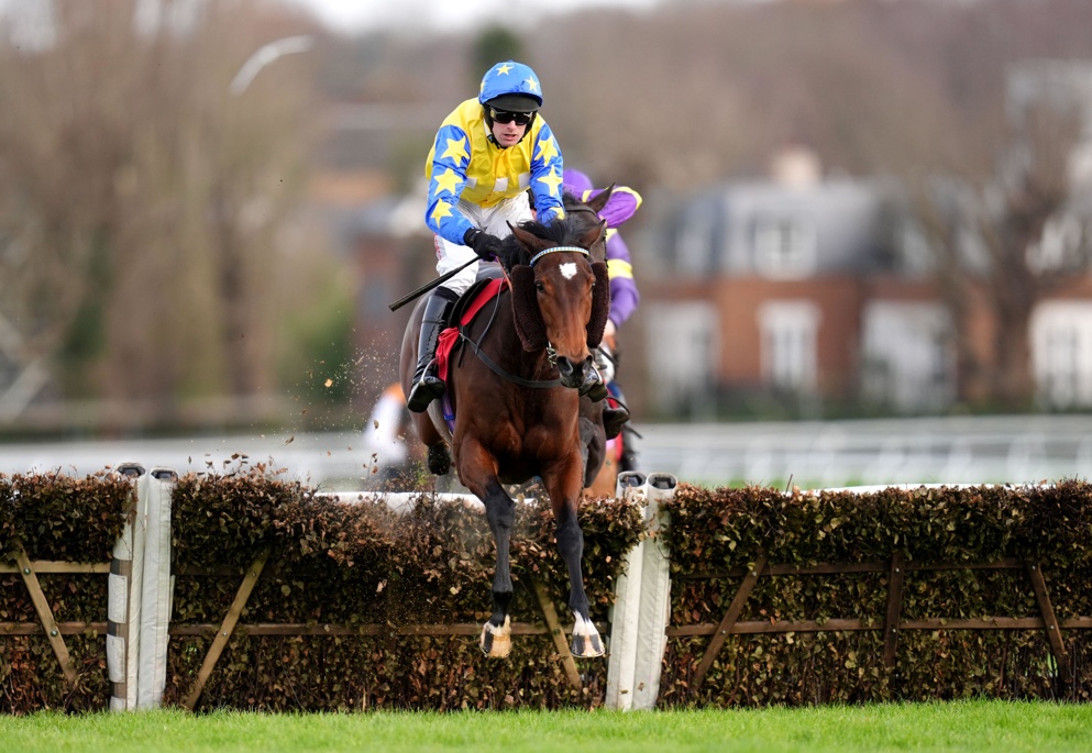 Hot Fuss is one of @RoadCheltenham's Aintree Day 2 fancies