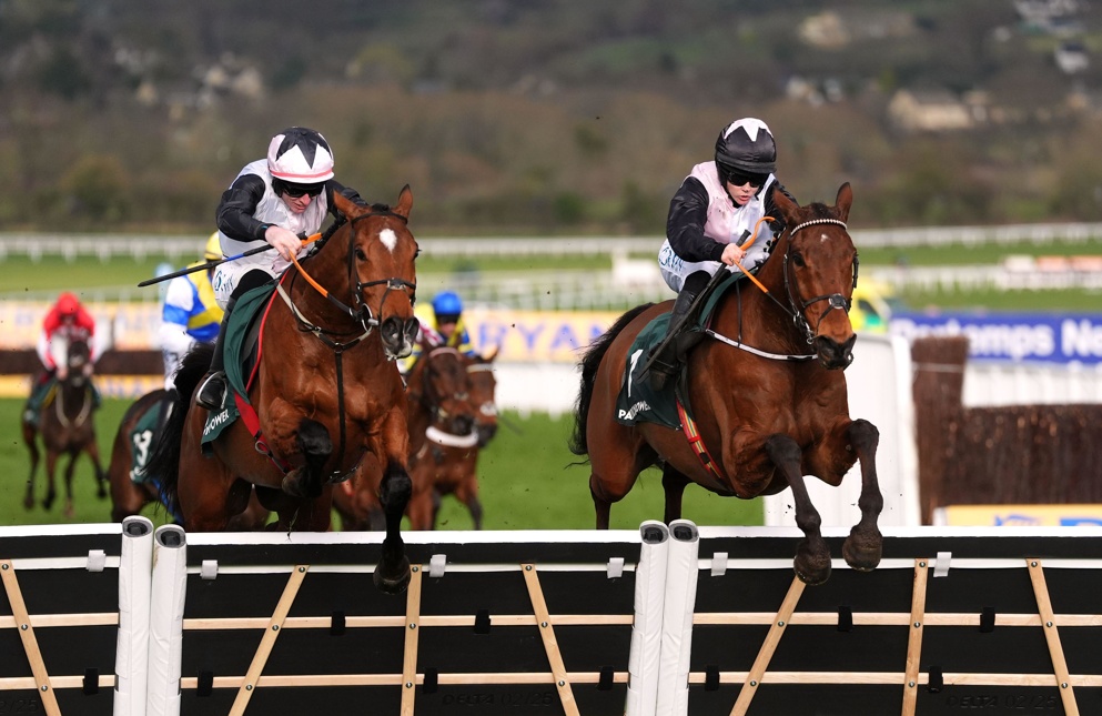 Bob Olinger beat Teahupoo to win the Stayers Hurdle on day 3 last year