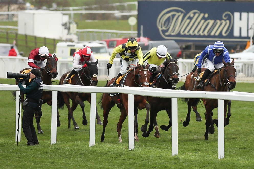 Can Poniros win at Cheltenham for the second successive season?