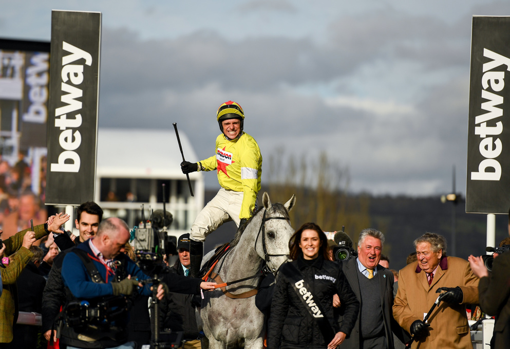 Politologue made the best of his way home under an attacking ride from Harry Skelton.