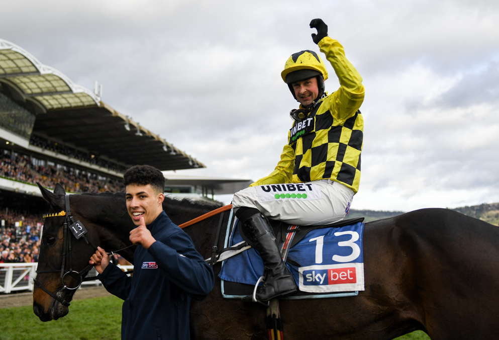 Shishkin (far side) defeated Abacadabras in a thrilling photo finish to win the Supreme Novices' Hurdle.